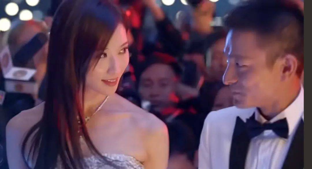 hga030皇冠网址_拍一部烧掉几亿的大烂片hga030皇冠网址，最近突然被捧“有种经济上行的美”