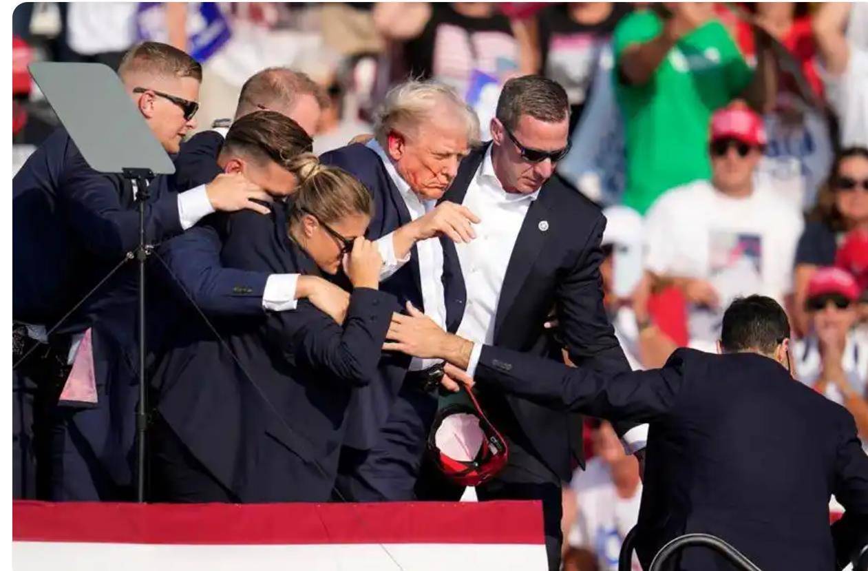 皇冠足球_特朗普揭秘其遭遇暗杀细节：枪手一共开了8枪皇冠足球，迅速低头救了自己一命，5秒内枪手被特勤局狙击手击毙