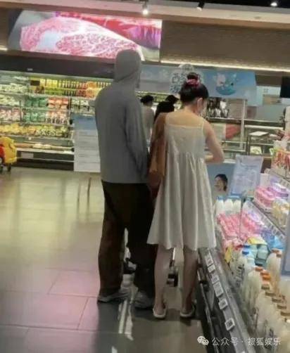 皇冠信用开号_离婚三年又被拍到亲密逛超市皇冠信用开号，他俩这是纯带娃还是真复合了？