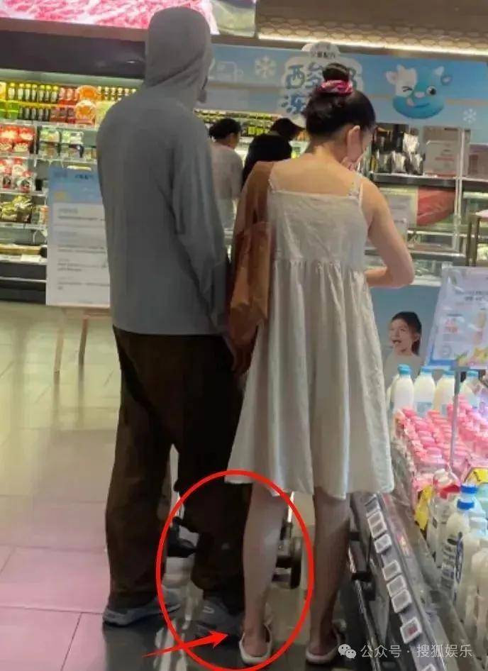皇冠信用开号_离婚三年又被拍到亲密逛超市皇冠信用开号，他俩这是纯带娃还是真复合了？