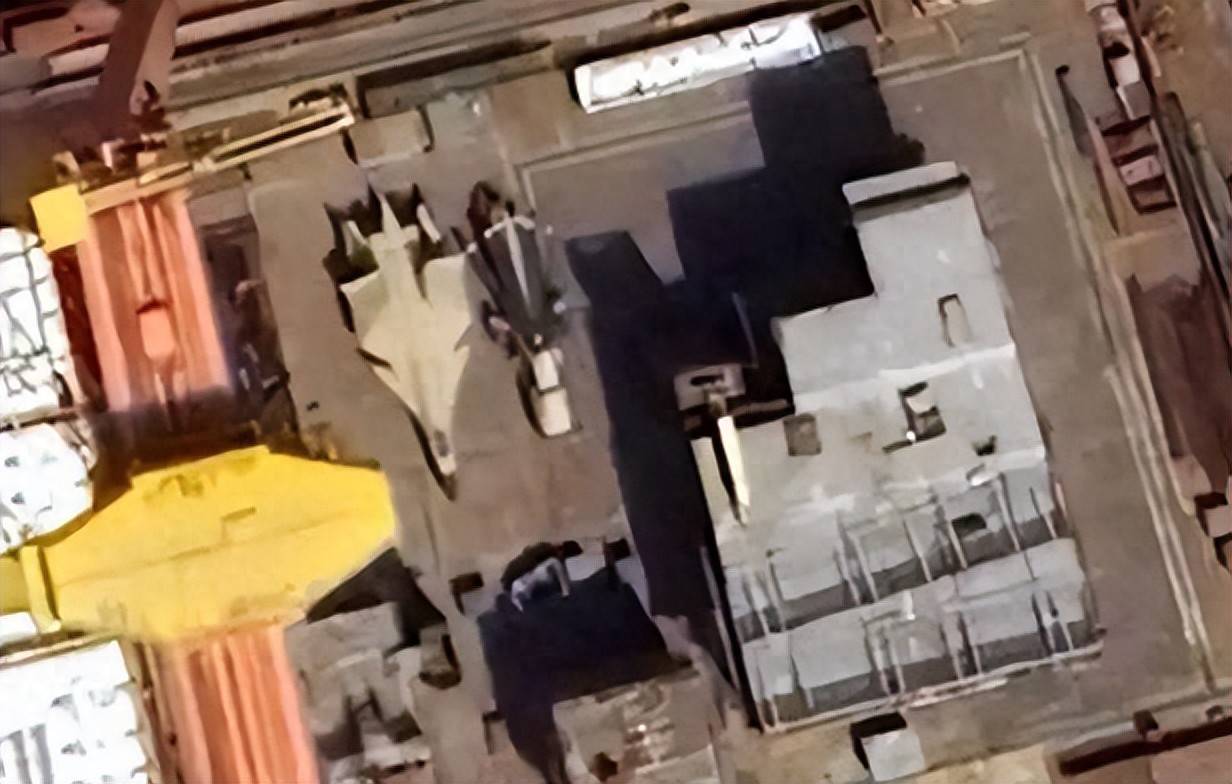 曼城足球_中国004型核航母初露真容曼城足球，42米宽300米长，排水量或超11万吨？