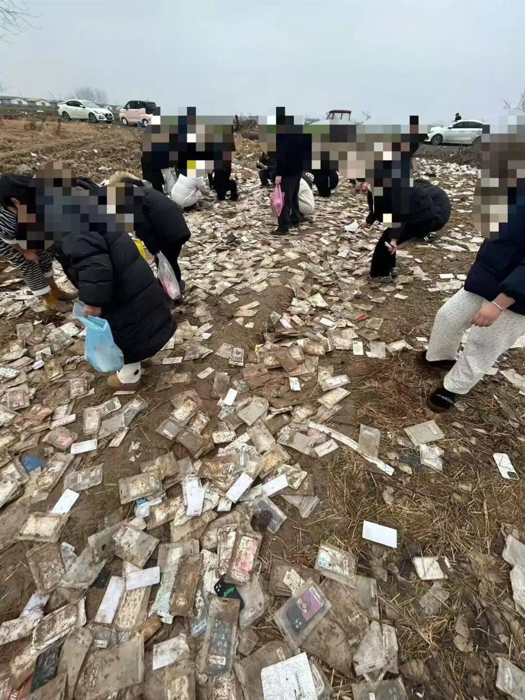 皇冠信用网代理出租
_商丘一空地现成堆被丢弃的全新手机壳皇冠信用网代理出租
,多人驱车前往“捡漏”,有人一次捡了50个