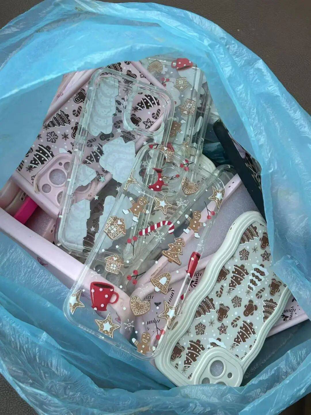 皇冠信用网代理出租
_商丘一空地现成堆被丢弃的全新手机壳皇冠信用网代理出租
,多人驱车前往“捡漏”,有人一次捡了50个