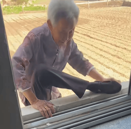 皇冠信用账号怎么开_90岁姥姥为抄近路皇冠信用账号怎么开,徒手翻墙回家,本人回应:我真出息呢