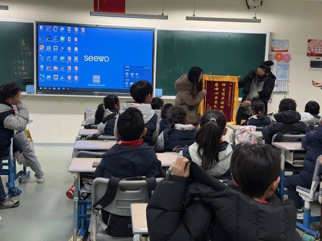 皇冠信用网注册
_杭州小学女生躲在厕所偷偷哭皇冠信用网注册
,医生建议休学!没想到2个月来,她一节课没落下!“原来除了爸爸妈妈,还有那么多人爱我”
