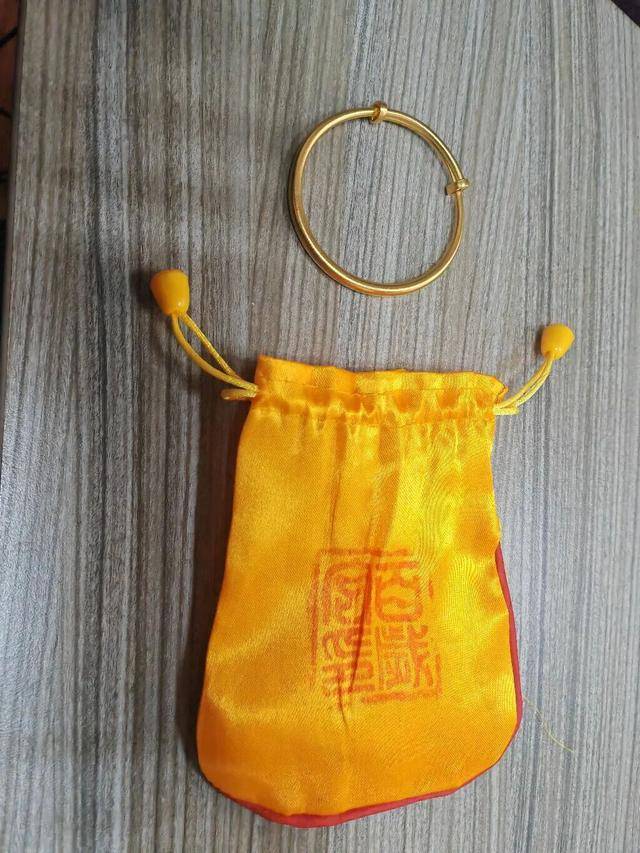 世界杯足球代理
_浙江一女子感觉金手镯变轻世界杯足球代理
,仔细一看竟变“金包银”!民警调查时前男友上门自首:掉包偷卖后觉都睡不好